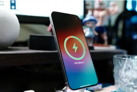 澜沧苹果15换屏服务分享用什么充电器给iPhone15充电更好 